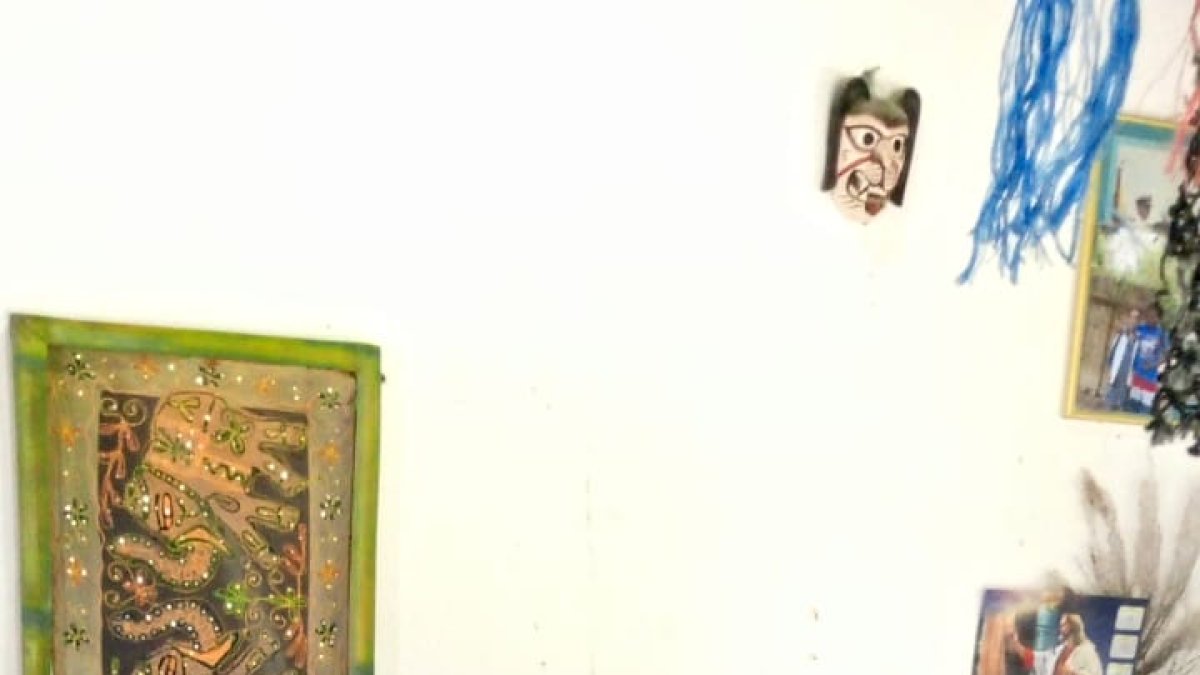 En su taller, John Sosa escoge, corta y lleva al horno los canutos