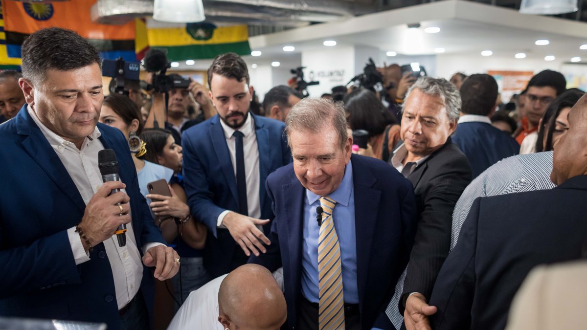 El candidato de la principal coalición antichavista Edmundo González Urrutia (c), asiste a un acto de apoyo por parte del partido Voluntad Popular, este jueves en Caracas.