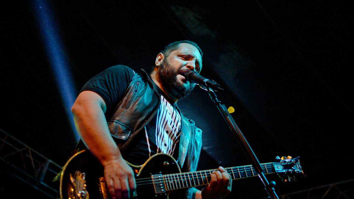 Lucho Rueda celebra sus cien canciones editadas con un concierto junto a sus exagrupaciones y su banda actual.