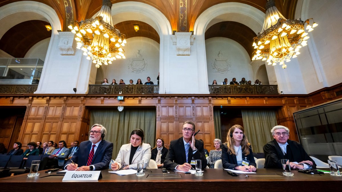 Resolución. Los representantes de Ecuador y sus abogados escucharon la resolución de la CIJ ayer.