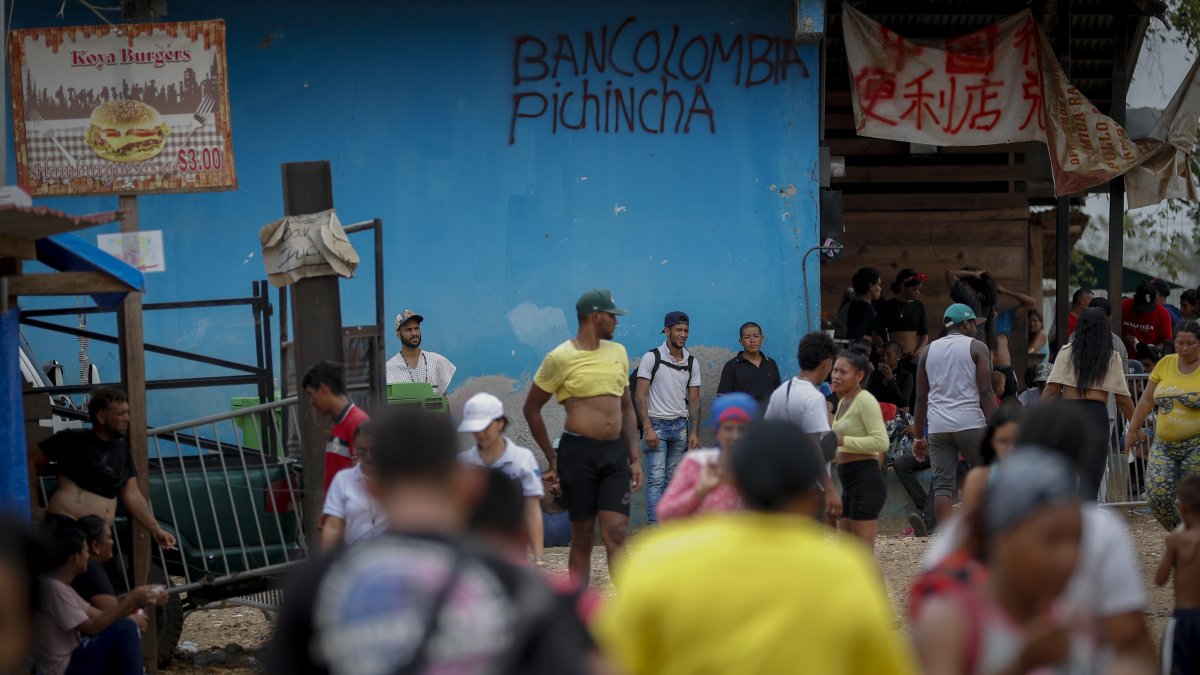 Migrantes mientras descansan en Lajas Blancas (Panamá), cerca a una estación de recepción migratoria,