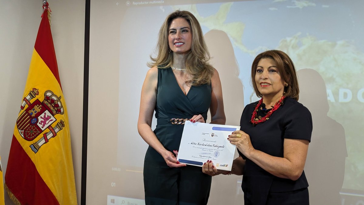 Reconocimiento a la periodista Carla Solano.