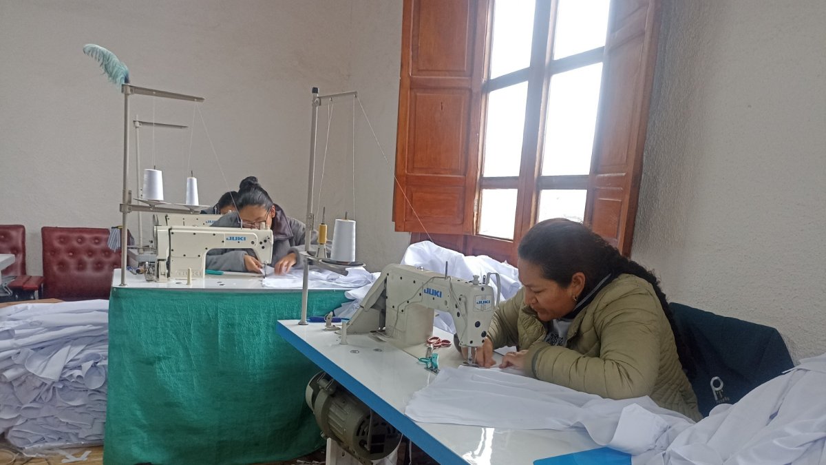 Los artesanos. Se dedican a la confección de camisas.