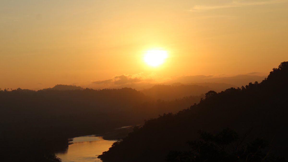 Recibe dos grandes afluentes, el Ónzole y el Zapallo Grande. Une sus aguas con las del río Santiago en la población de Borbón, formando un delta, antes de desembocar en el Pacífico