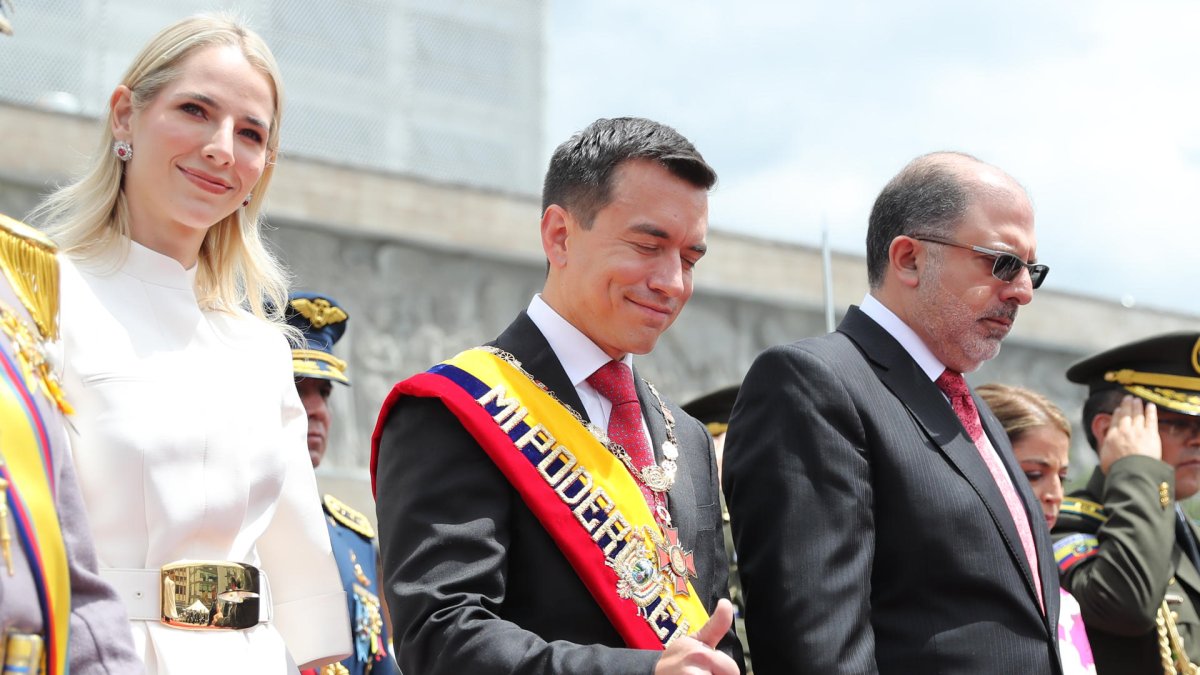 El presidente ecuatoriano, Daniel Noboa (c), acompañado de su esposa, Lavinia Valbonesi (i), y el presidente de la Asamblea Nacional, Henry Kronfle (d), sale tras presentar su primer informe a la nación, este viernes en Quito (Ecuador).