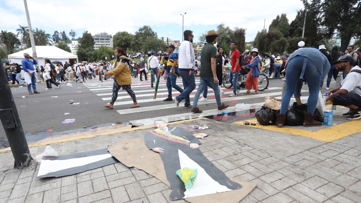 Después del informe del presidente Daniel Noboa las calles y parques quedaron con basura