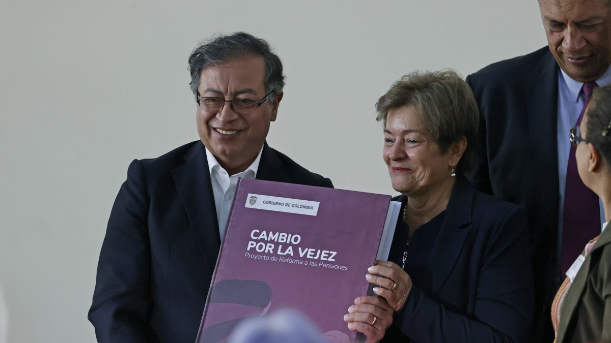 El presidente de Colombia, Gustavo Petro junto a la ministra de Trabajo, Gloria Inés Ramírez.