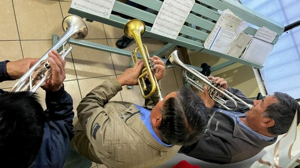 Los integrantes de la banda  tienen entre 16 y  75 años.