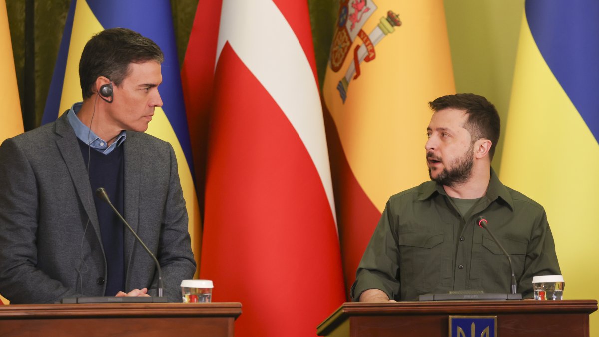 Pedro Sánchez (i), y el presidente de Ucrania, Volodímir Zelenski, durante la rueda de prensa conjunta.