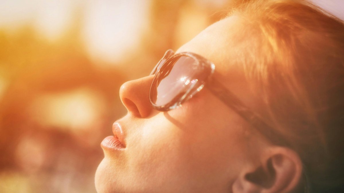 Tomar sol durante horas inapropiadas provocaría cáncer de piel