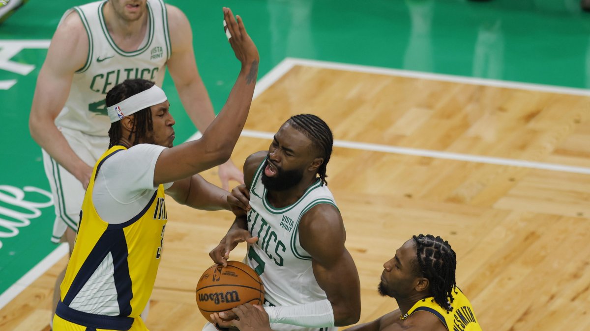 Jaylen Brown de los Celtics (i) fue figura al hacer 40 puntos.