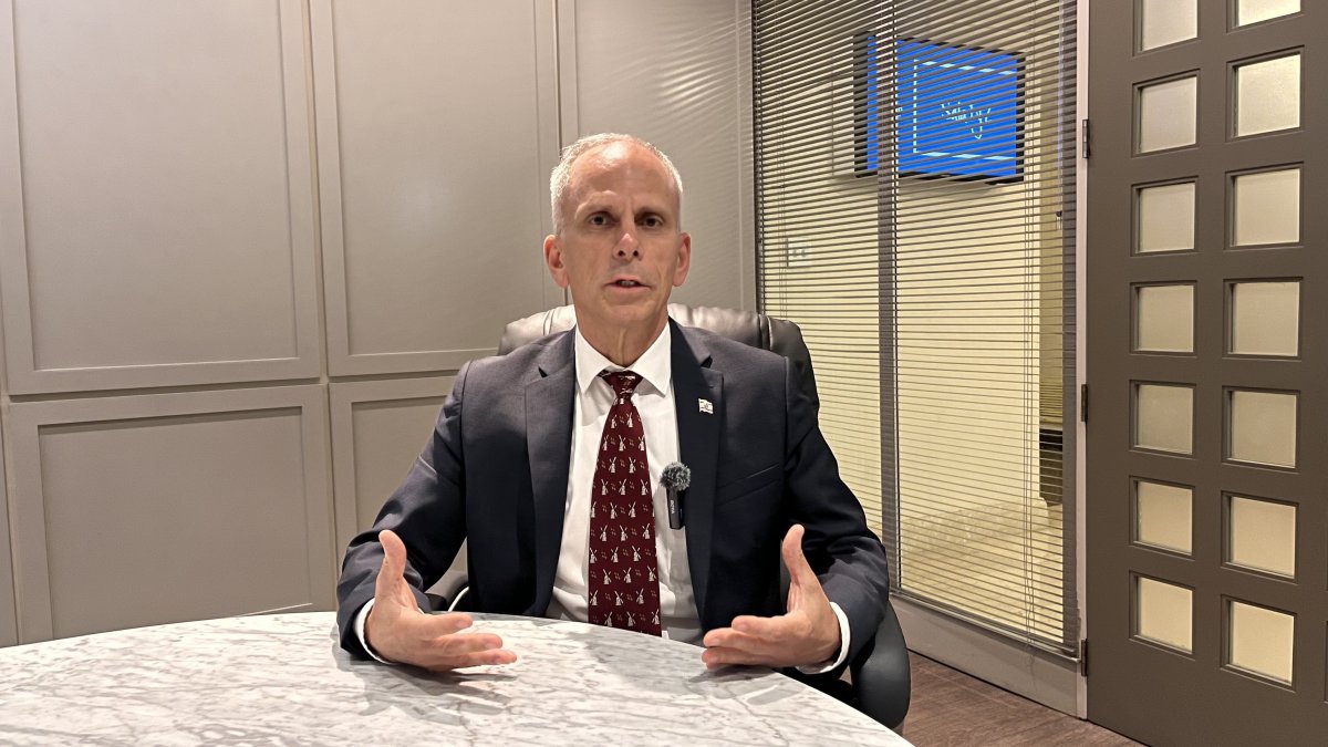 Tzach Sarid es licenciado en Letras y Geografía, en la Universidad Hebrea de Jerusalén.