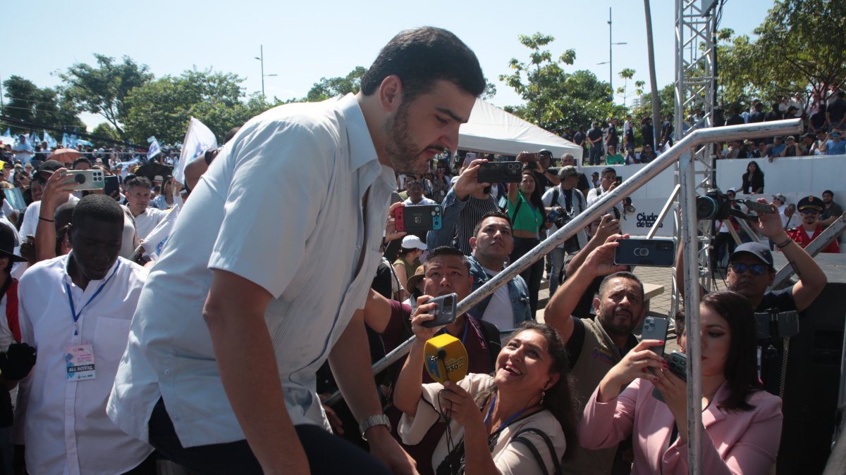 El alcalde de la ciudad durante el discurso.