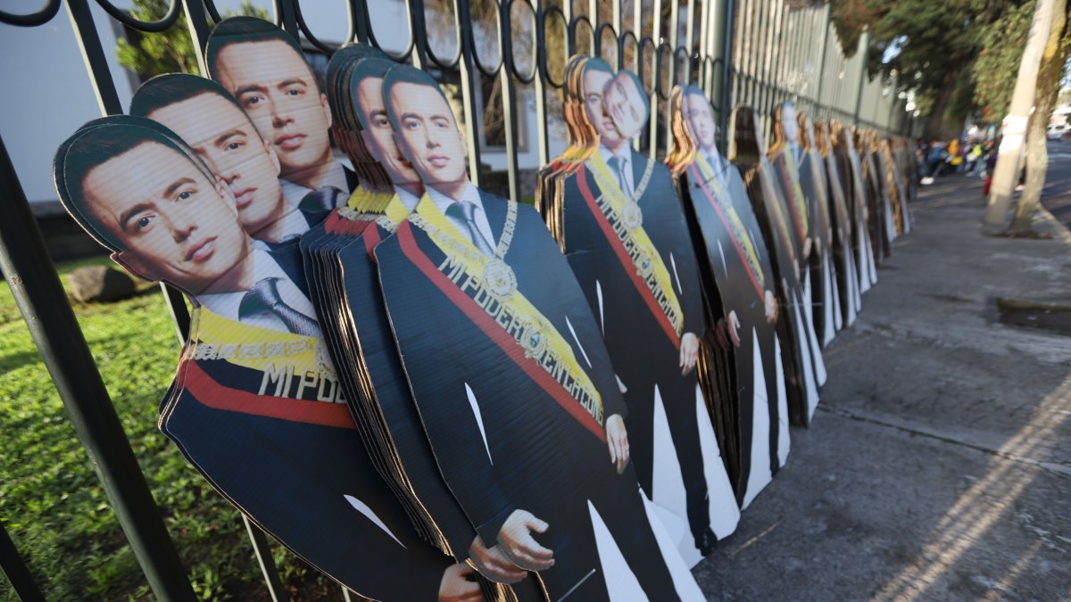 ‘Noboas de cartón’ y carteles de campaña fueron dispuestos masivamente en los alrededores.