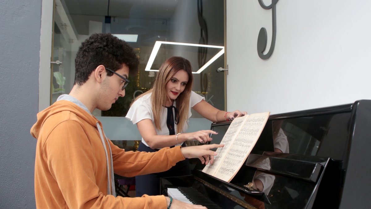 Clases. El estudiante practica con un instrumento musical de su agrado y lo respalda con teoría musical, armonía e historia de la música.