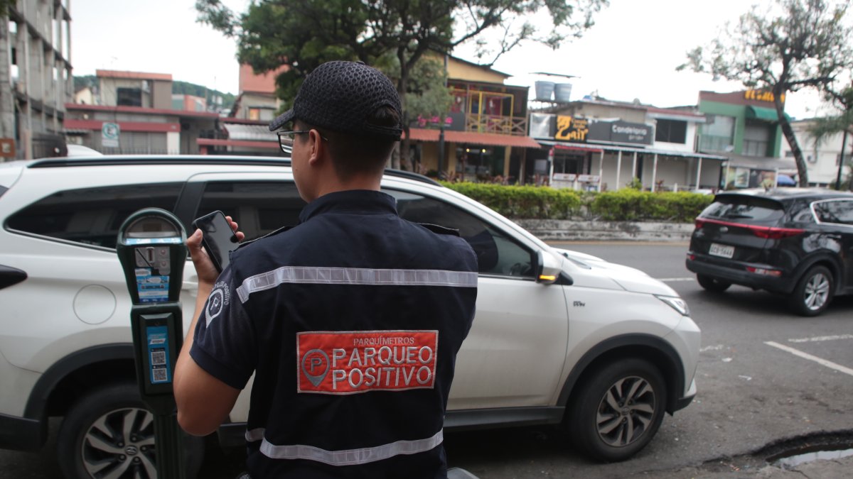 Personal de Parqueo Positivo recorren las vías verificando que los conductores hayan pagado el valor del parqueo.