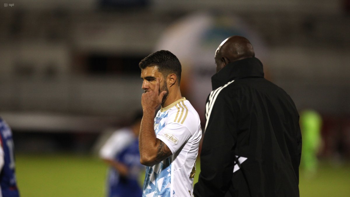 González recibe indicaciones por el profesor Luis Asprilla en Emelec ante Imbabura