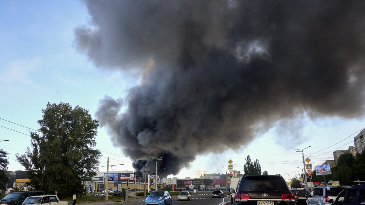 Escena general tras el bombardeo del hipermercado de Kharkiv, Ucrania.