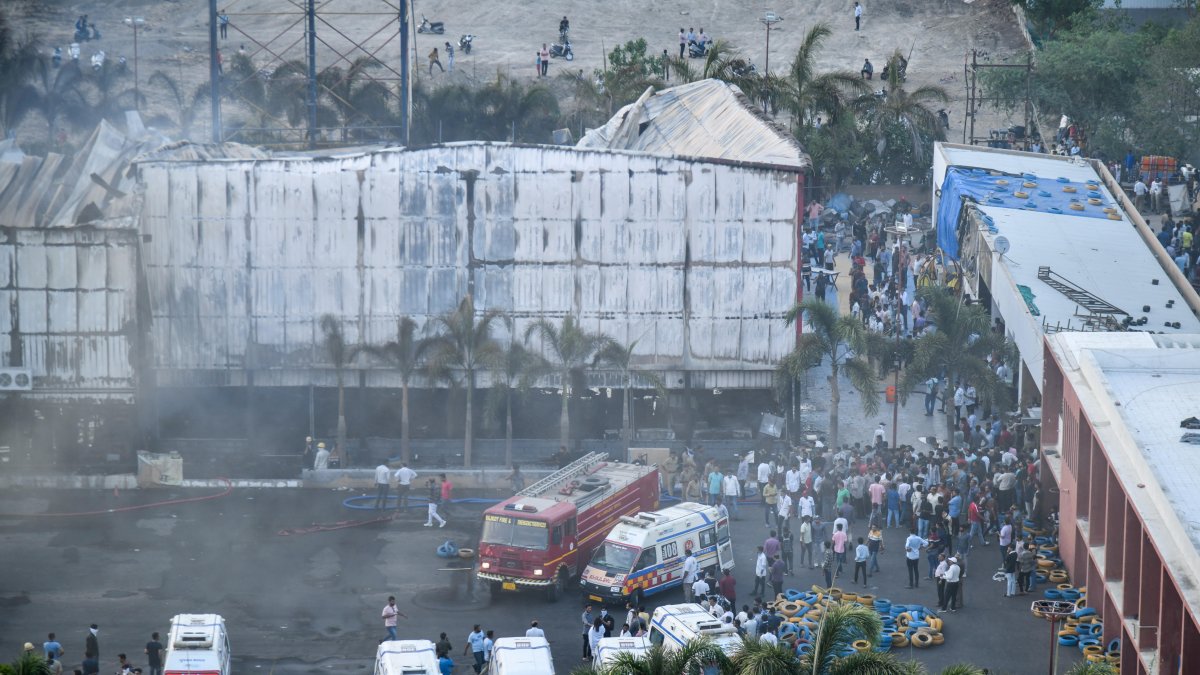 Una vista aérea de la escena mientras los bomberos indios emprenden una operación de rescate, después de que estallara un incendio masivo.