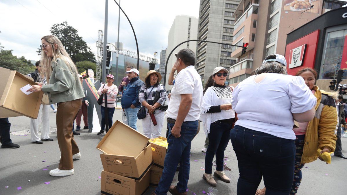 Se entregaron sánduches a ciudadanos que respaldaron a Noboa durante su informe a la Nación.