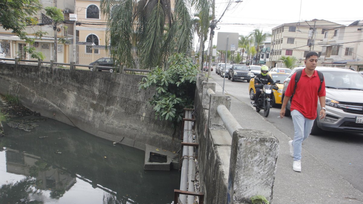 Problemática. Los canales en la norteña ciudadela Urdenor emanan fetidez a diario. En la actualidad no existe un plan integral para disminuir la contaminación del estero Salado.