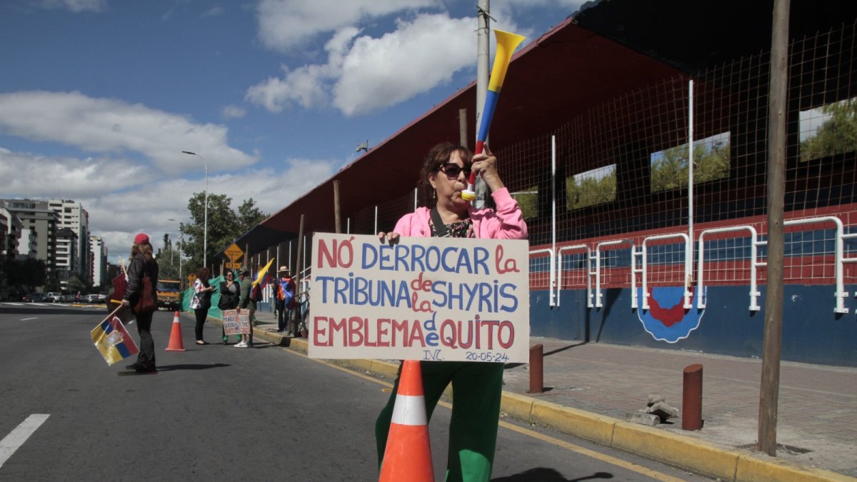 El derrocamiento de la histórica Tribuna de los Shyris en Quito empezó el lunes.