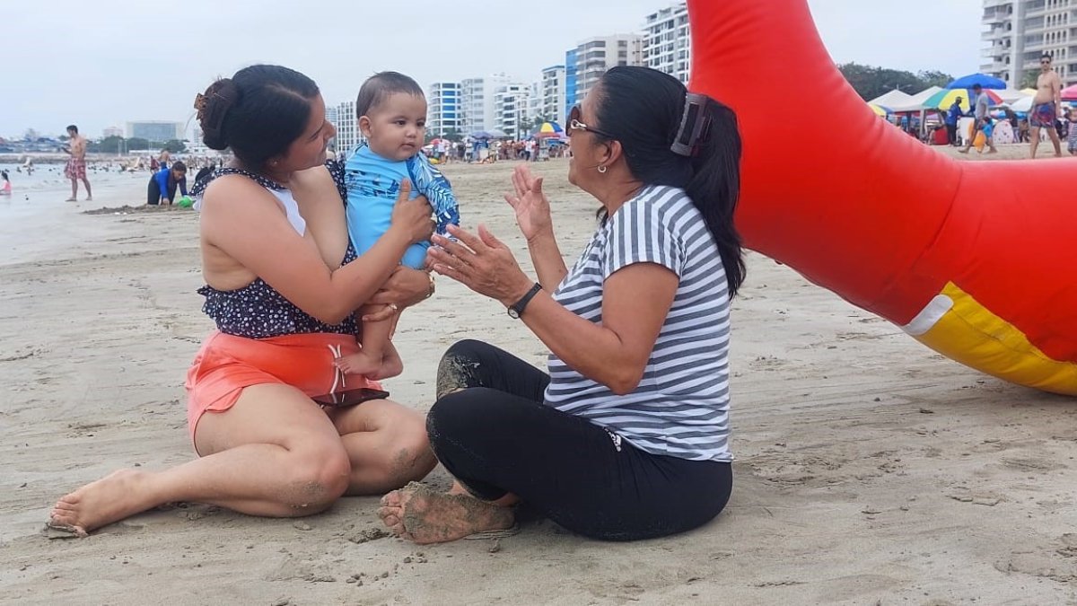 Muchas personas también disfrutaron de la playa
