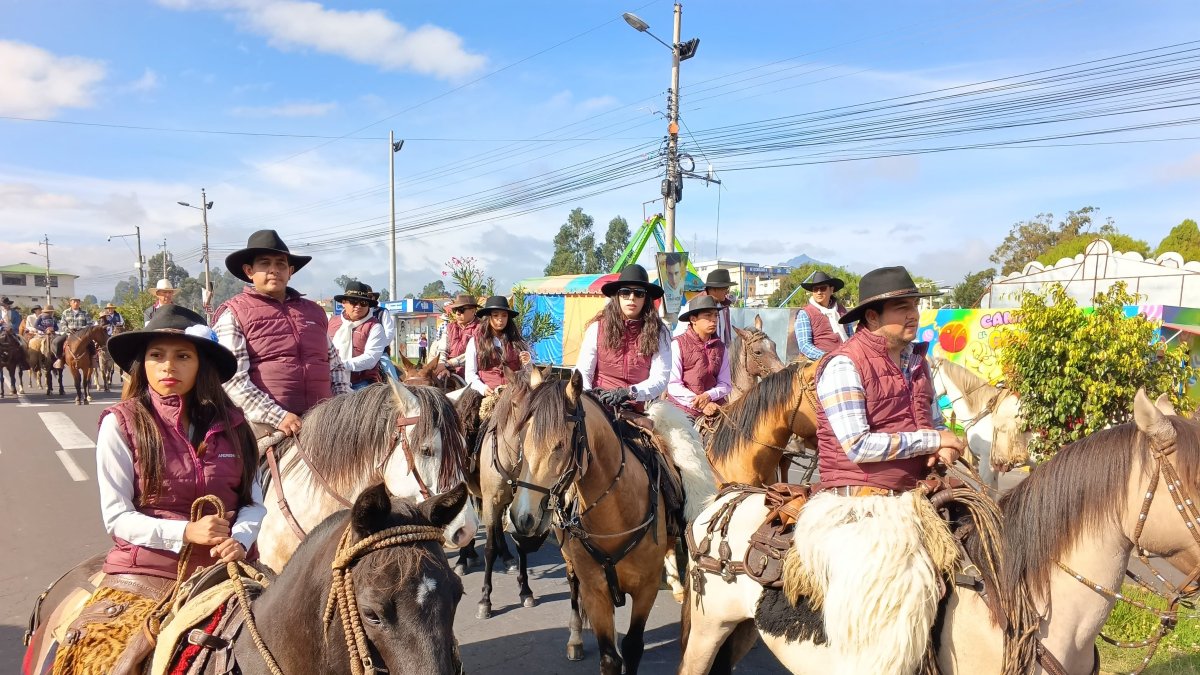 Los jinetes se congregaron en el parque Edison Valencia para dar inicio a la cabalgata.