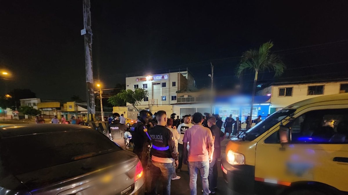 Agentes del orden impidieron robo al disparar en la pierna al presunto atacante.