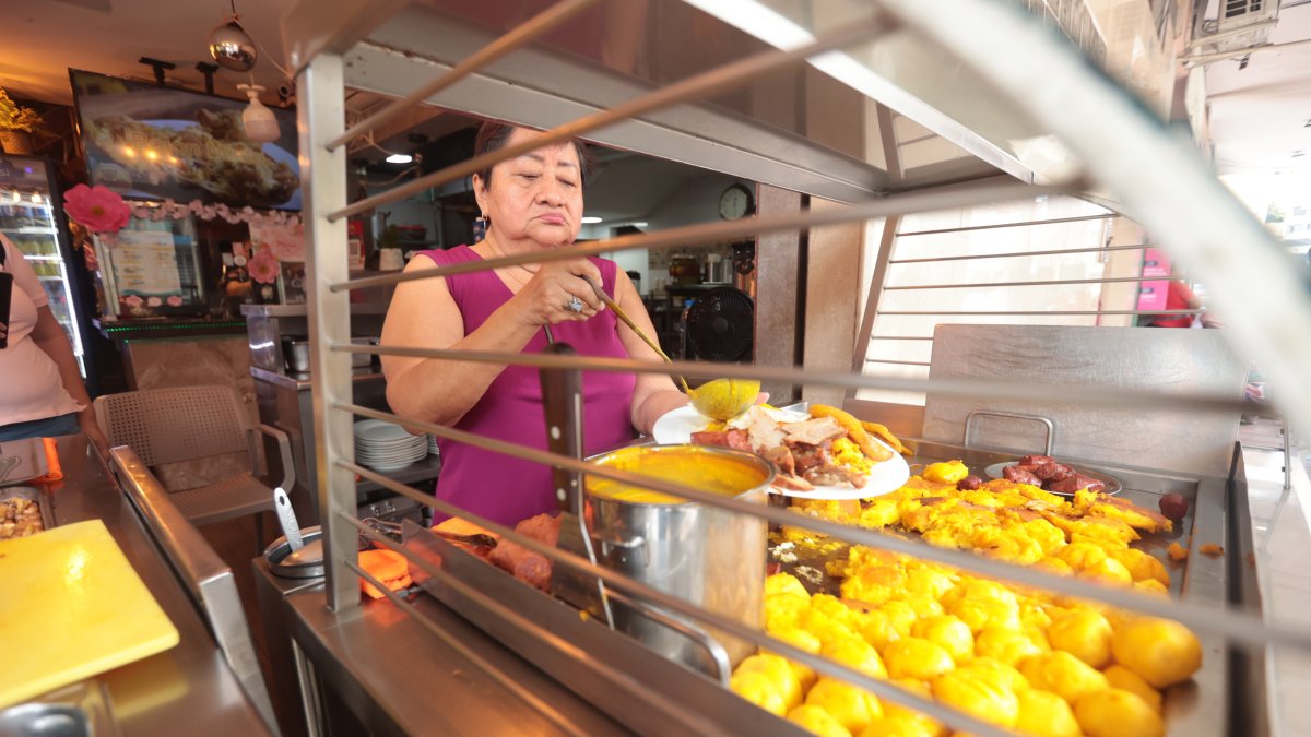 Guayaquil. En el local Picantería Don Carlos se ve en primer plano la tortilla de papa que lleva el llapingacho.