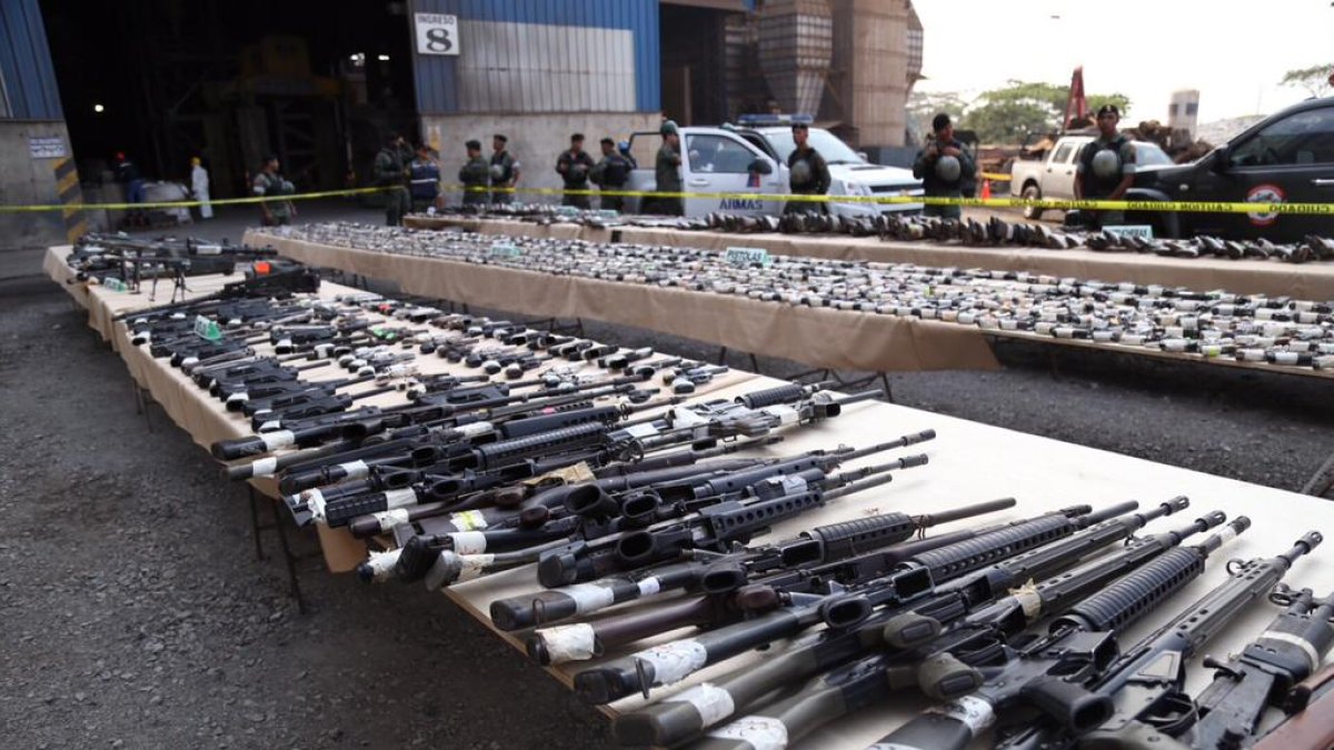 En la consulta se aprobó permitir que las armas y municiones que fueron parte de un delito, puedan destinarse al uso inmediato de la Policía Nacional o las
Fuerzas Armadas.