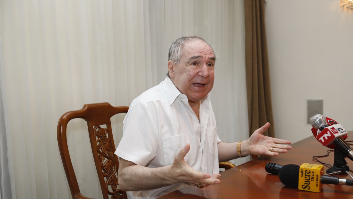 El expresidente Abdalá Bucaram se encuentra en cuidados intensivos desde el jueves 6 de marzo.