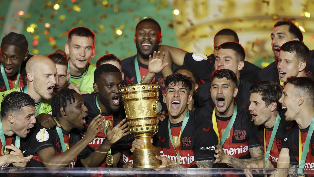 Piero Hincapié festejó y levantó el trofeo de la Copa de Alemania