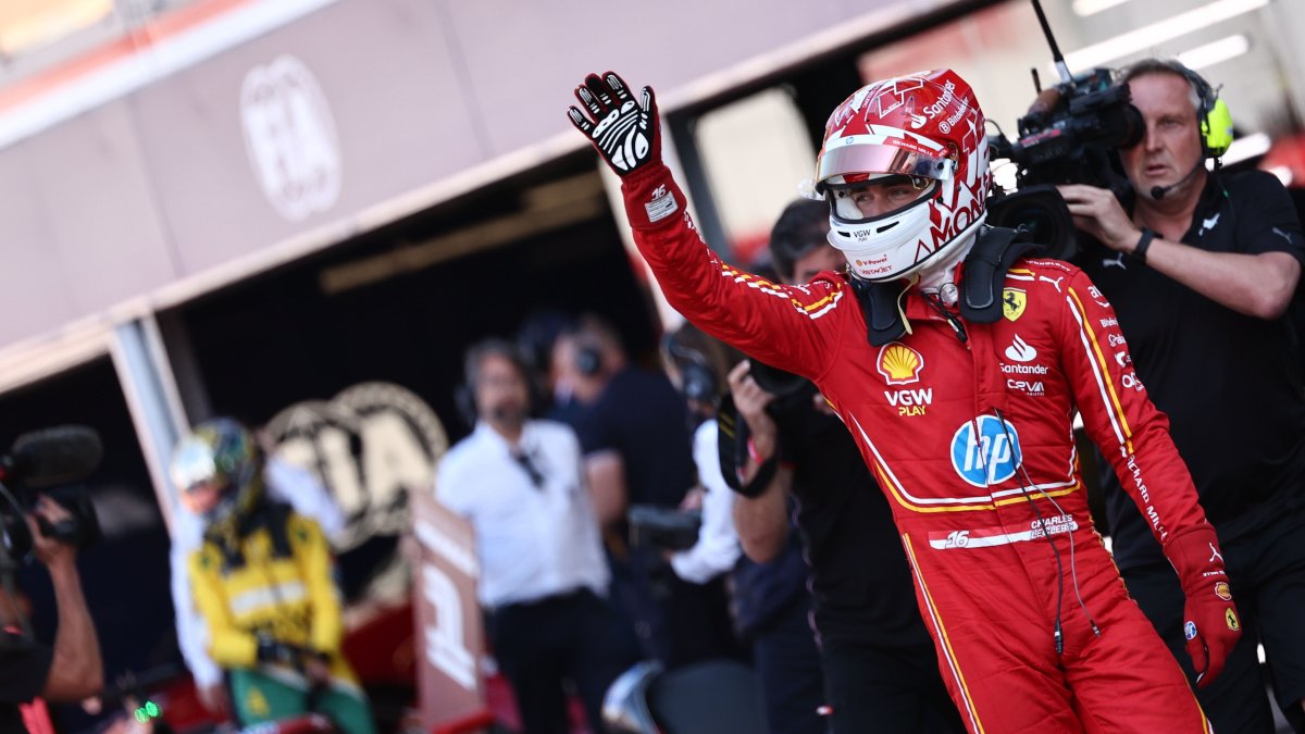 El monagesco Charles Leclerc celebras tras conseguir el mejor tiempo en la fase preliminar lde Gran Premio de Mónaco con lo que saldrá primero este domingo 26 de mayo en la prueba oficial.