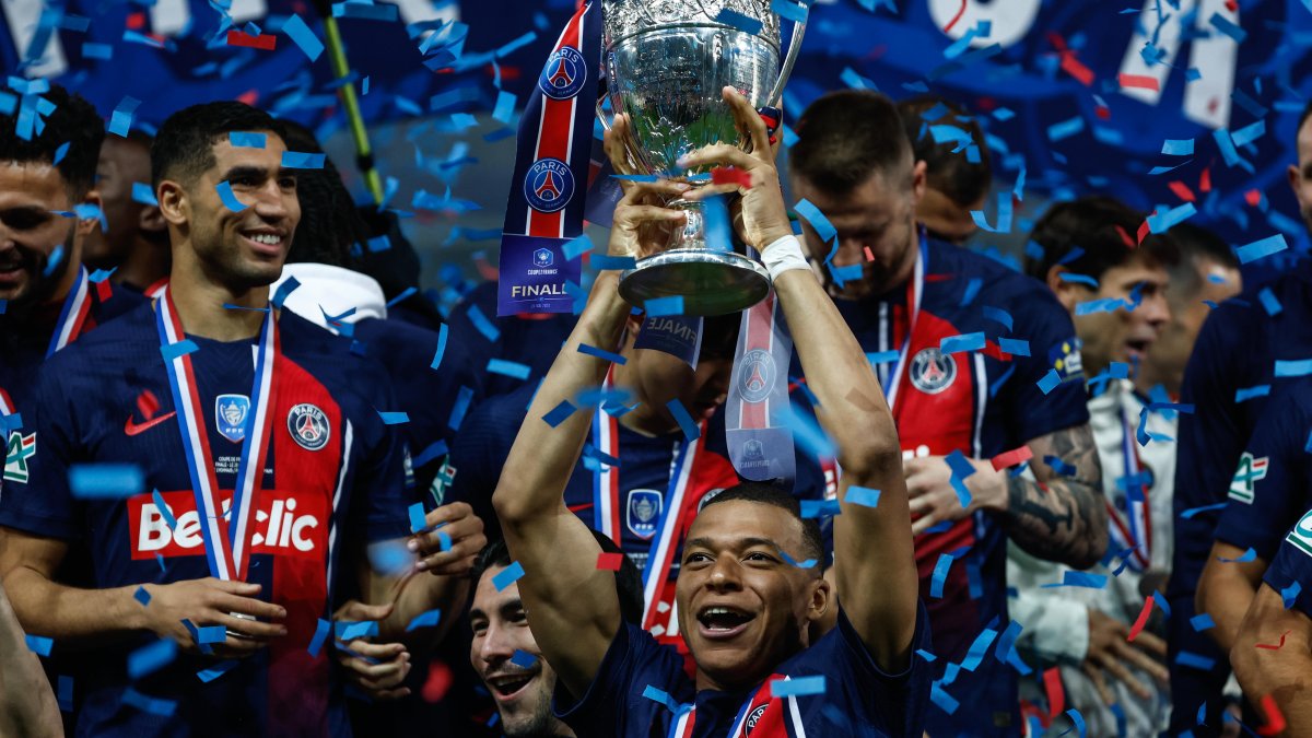 Kylian Mbappe levantó su última copa de Francia con el PSG.