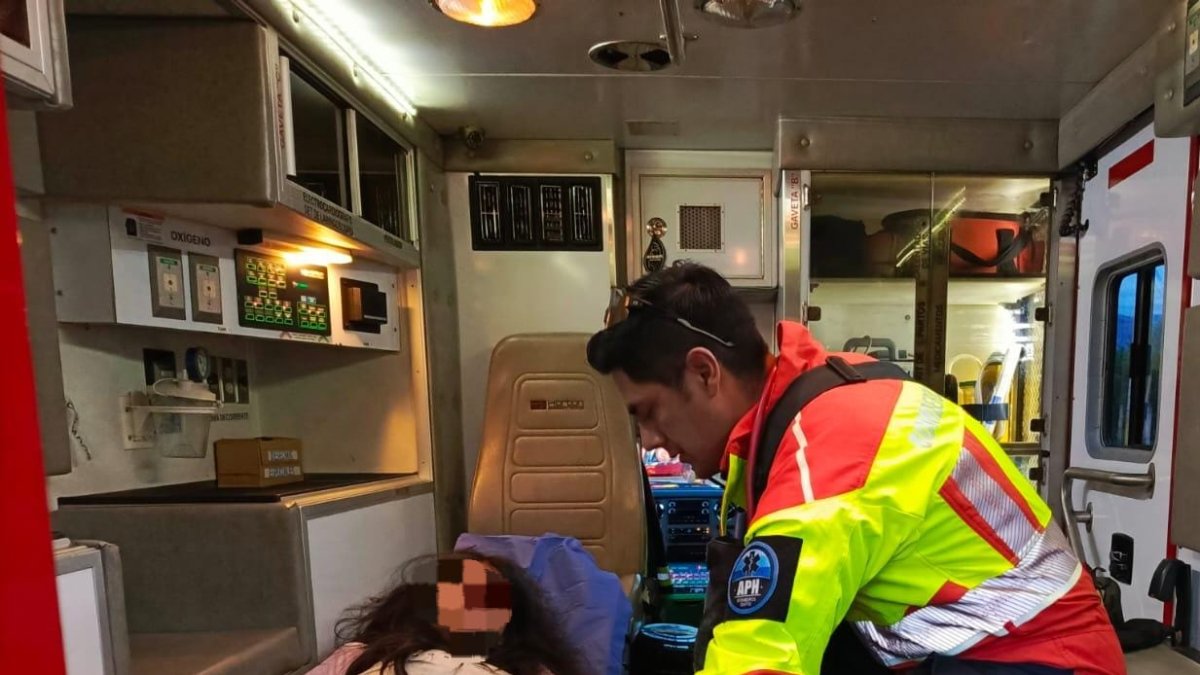 La joven de 14 años recibió atención médica por el personal del Cuerpo de Bomberos