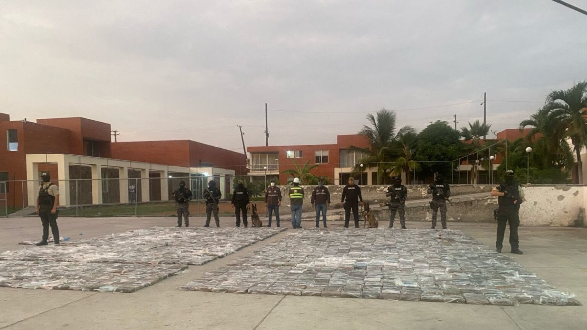 En total, se incautaron 2.497 paquetes tipo ladrillo que contenían 2’492.006 gramos de cocaína