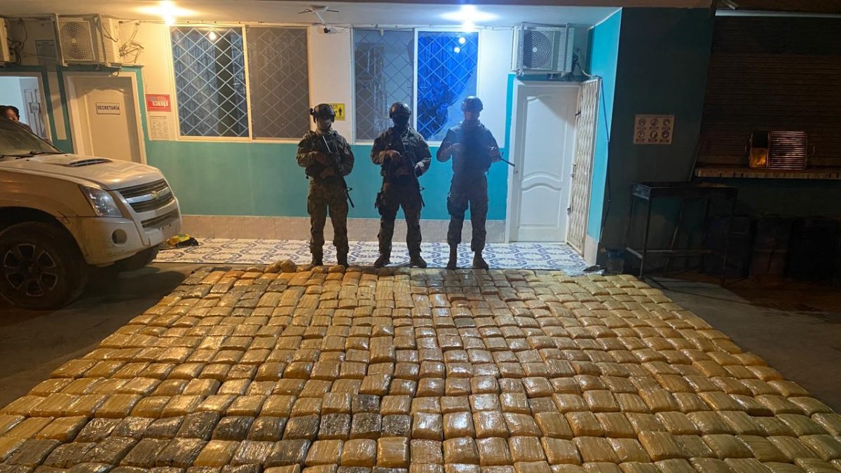 La Armada del Ecuador decomisó 511 bloques de sustancias sujetas a fiscalización en el interior de una embarcación en aguas esmeraldeñas.