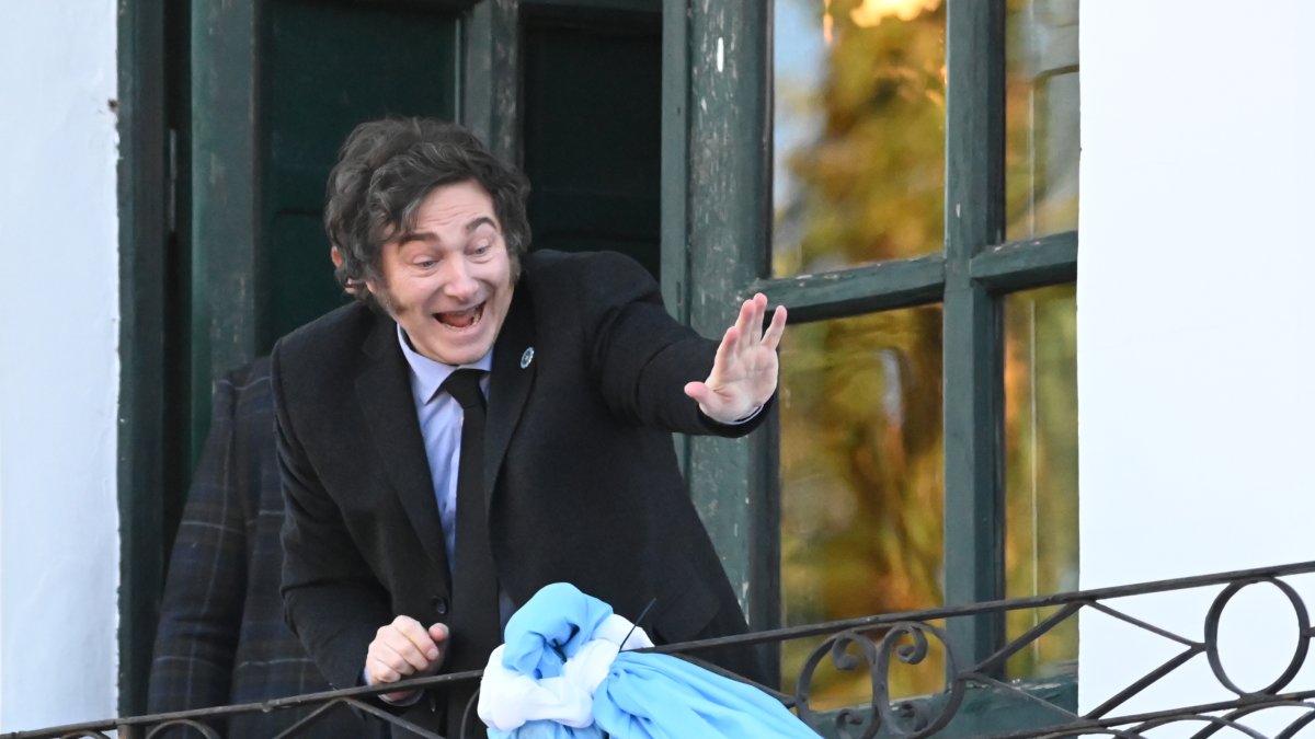 El presidente de Argentina, Javier Milei, saluda a simpatizantes.