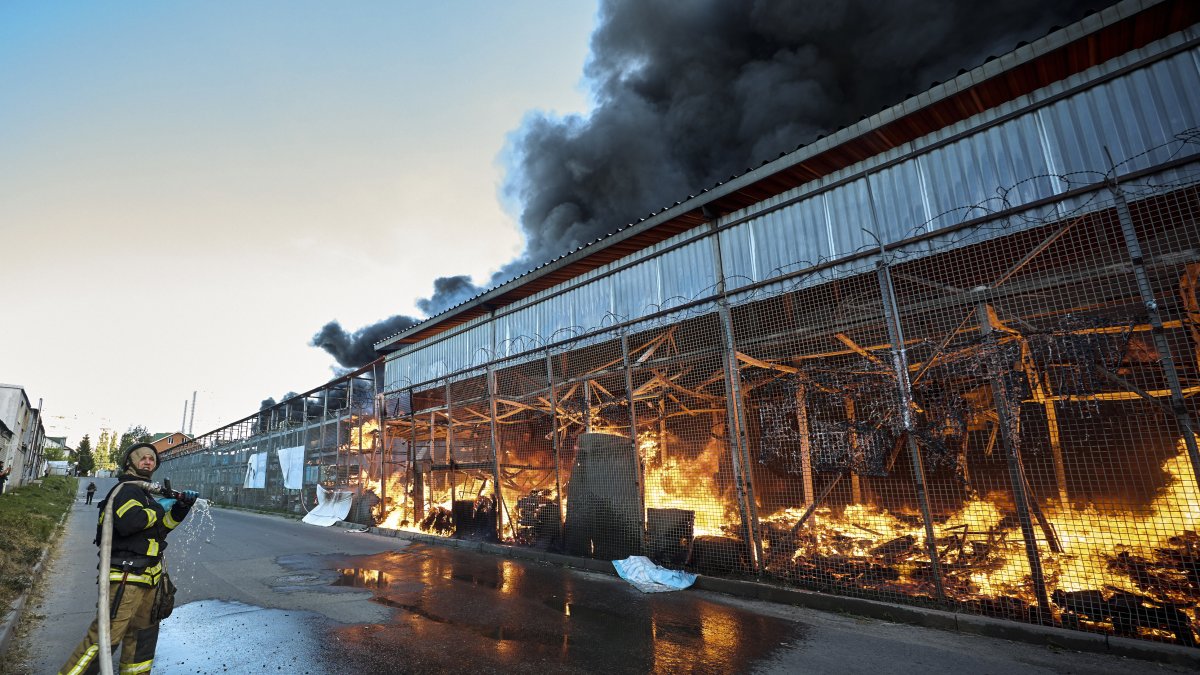 El ataque ruso dejó lleno de llamas la estructura del hipermercado
