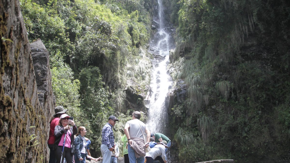 Paisaje. Turismo comunitario en la cascada Chorrera, en Toctiuco, en Quito - Ecuador.