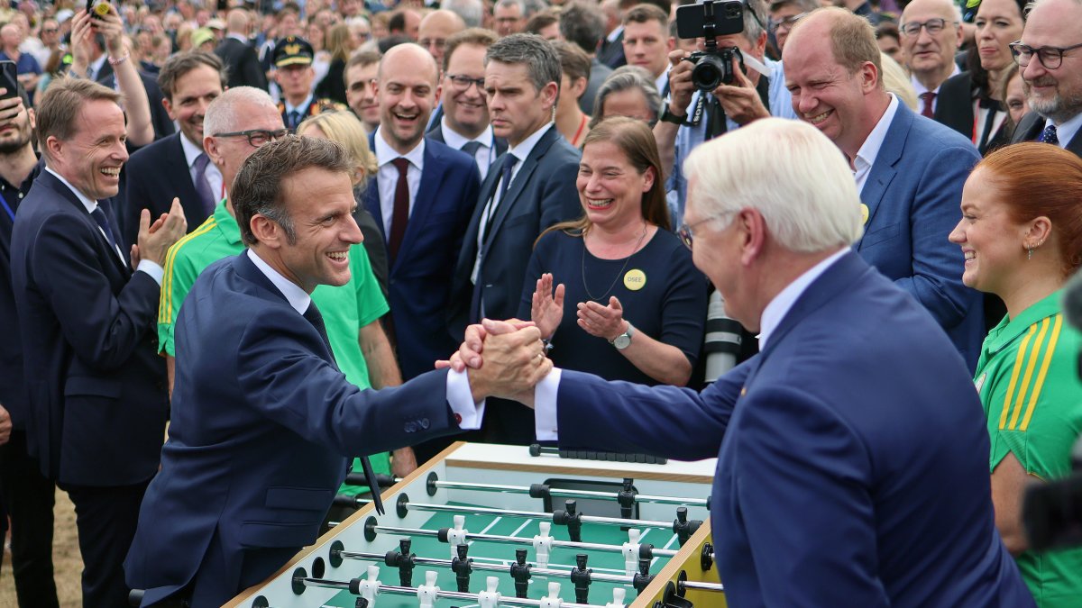 El presidente alemán Frank-Walter Steinmeier y el presidente francés Emmanuel Macron (L) juegan al futbolín mientras asisten al festival de la Democracia.