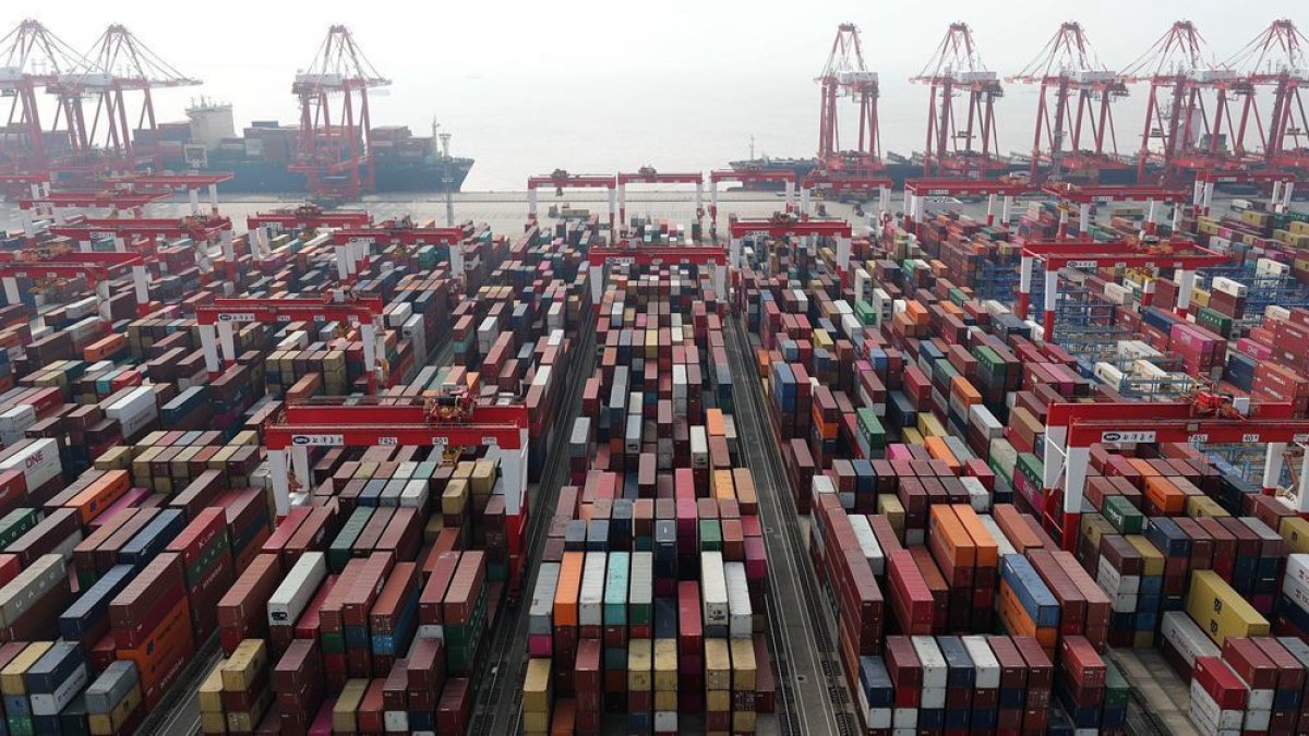 Comercio.- Contenedores en un puerto de China.
