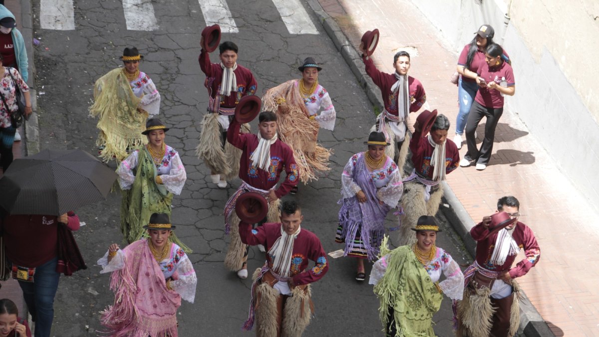 Diferentes barrios de Quito desfilaron en conmemoración al 24 de mayo