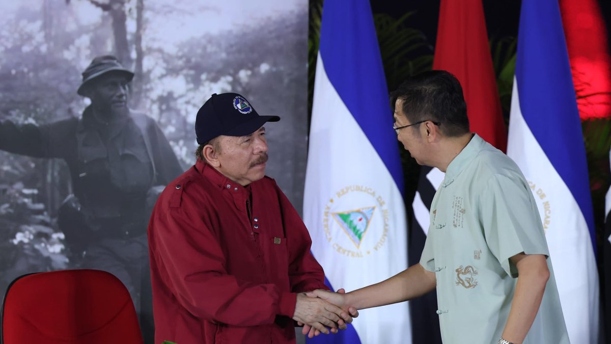 Ejecutivo. El presidente de Nicaragua, Daniel Ortega, junto al representante de la empresa Yutong, Santi Zhou Qing.
