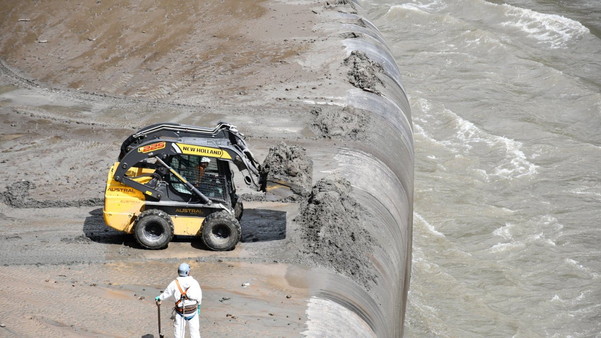 Trabajos. El ministro de Energía encargado, Roberto Luque anunció que la hidroeléctrica más grande del país entrará en operaciones próximamente.