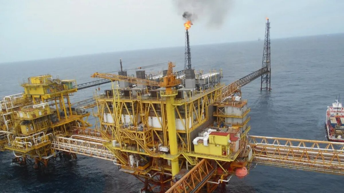 Labor.- La explotación de petróleo en el mar.