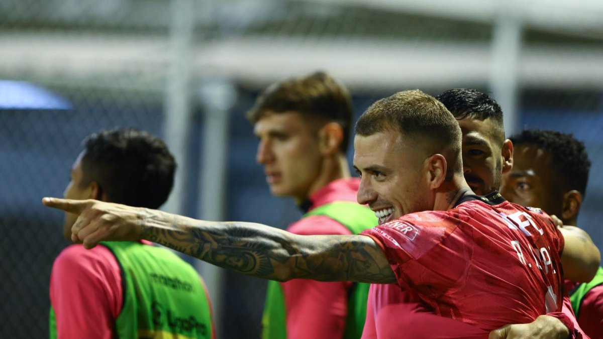 Renzo López hizo el gol de Independiente ante Macará.