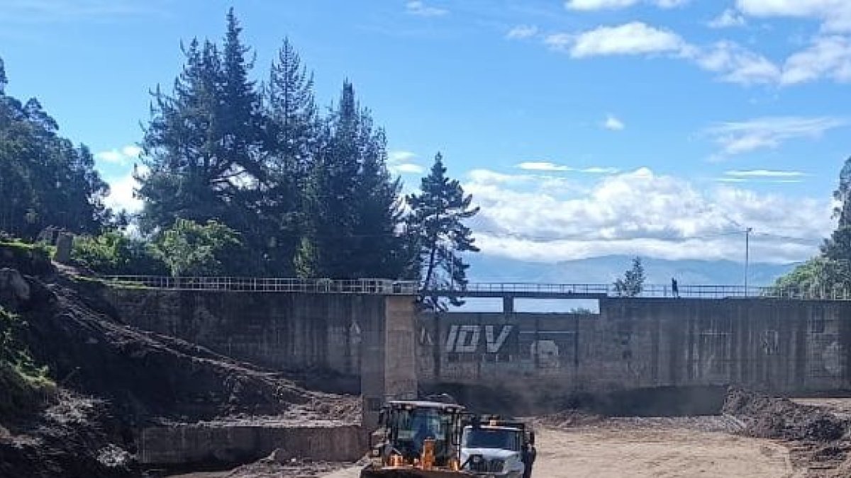 Trabajos de limpieza en la quebrada Rumipamba.