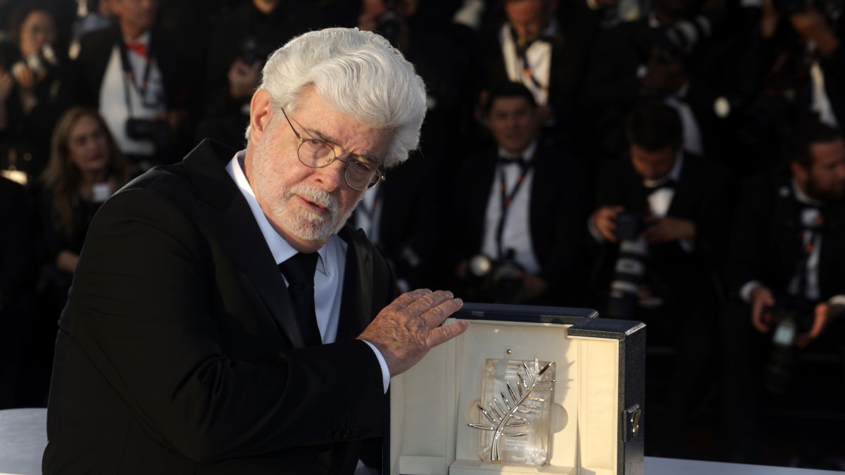 George Lucas posa con su Palma de Oro Honorífica.